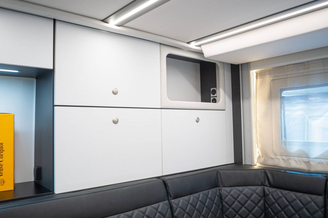 Atlantis Compact 595 (2024): autocaravana de lujo maniobrable de reducidas dimensiones y prestaciones de confort, ¡con recorrido de 360°! 6 atlantis compact 595 schraenke