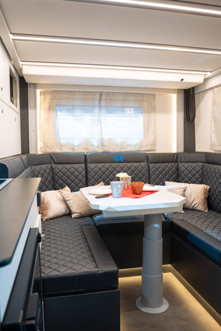 Atlantis Compact 595 (2024): autocaravana de lujo maniobrable de reducidas dimensiones y prestaciones de confort, ¡con recorrido de 360°! 3 atlantis compact 595 sitzgruppe