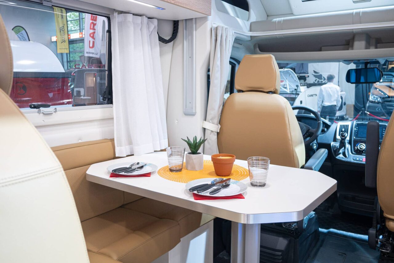 Atlantis Deluxe 695 (2024): cómoda autocaravana de lujo para cuatro personas - ¡con recorrido en 360°! 3 atlantis deluxe 695 fahrerkabine