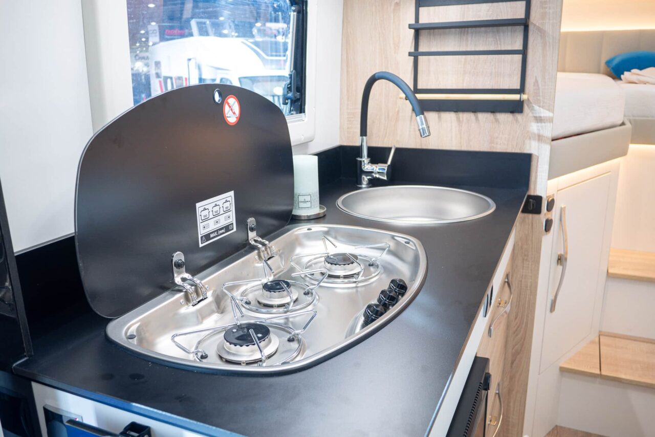 Atlantis Deluxe 695 (2024): cómoda autocaravana de lujo para cuatro personas - ¡con recorrido en 360°! 7 atlantis deluxe 695 kueche