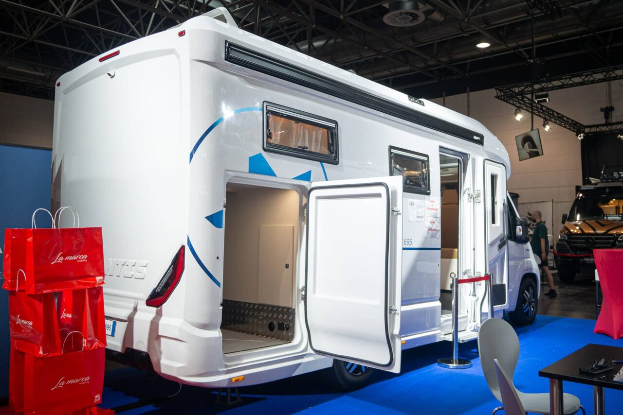 Atlantis Deluxe 695 (2024): cómoda autocaravana de lujo para cuatro personas - ¡con recorrido en 360°! 11 atlantis deluxe 695 seitenansicht