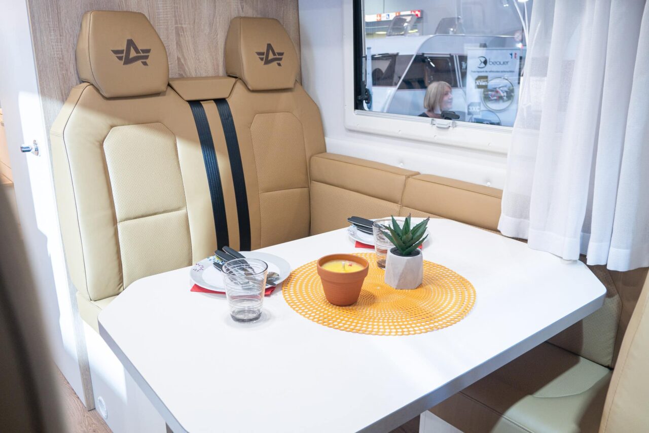 Atlantis Deluxe 695 (2024): cómoda autocaravana de lujo para cuatro personas - ¡con recorrido en 360°! 4 atlantis deluxe 695 sitzgruppe