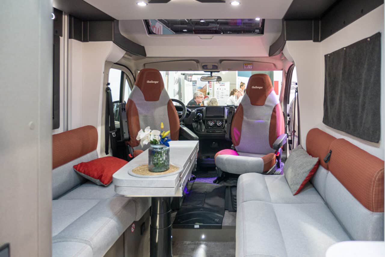 Challenger X 250 Open Edition (2024): esbelta semi-integrada con garaje trasero flexible - ¡con recorrido de 360º! 3 challenger x 250 open edition fahrerkabine