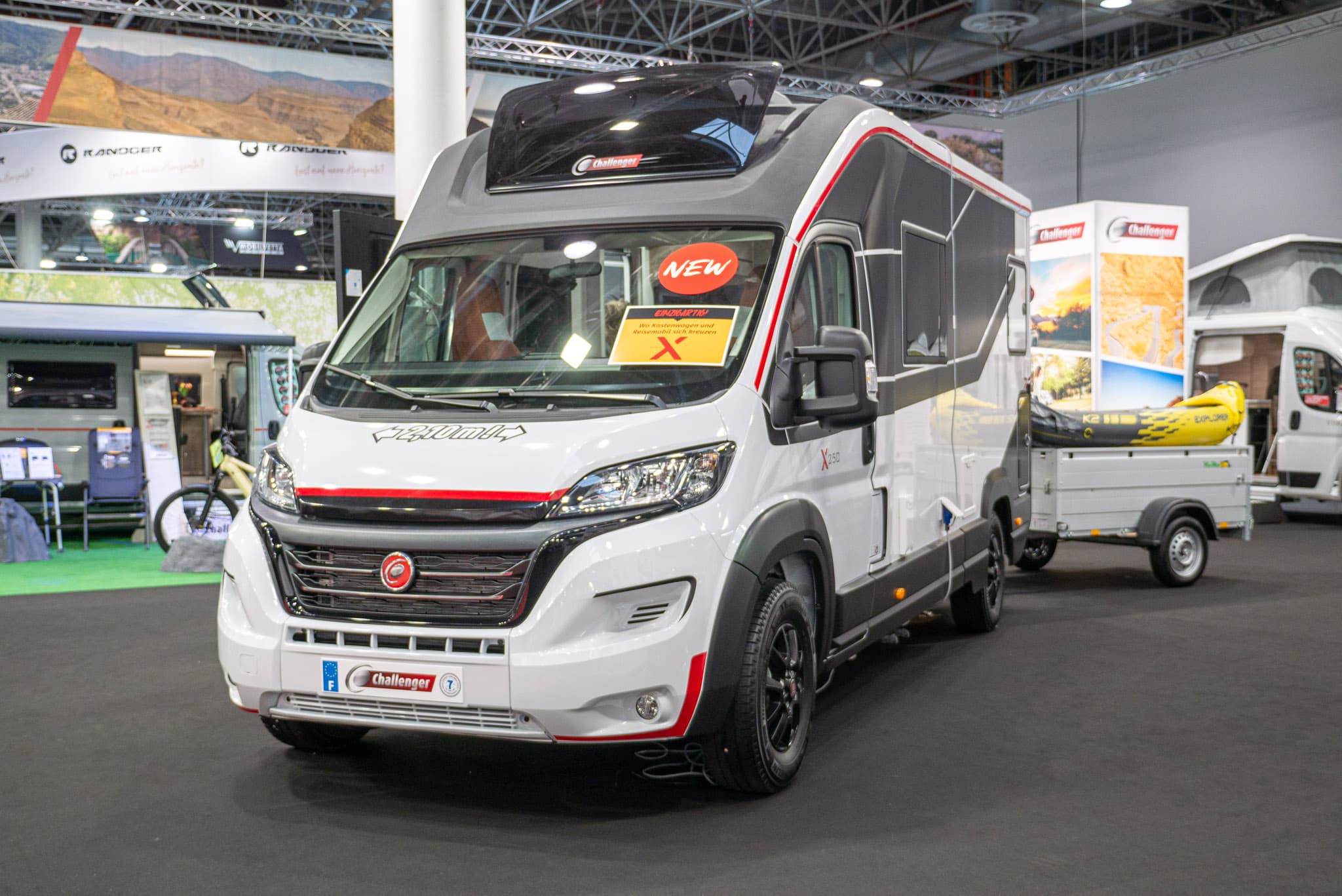 Challenger X 250 Open Edition (2024): esbelta semi-integrada con garaje trasero flexible – ¡con recorrido de 360º!