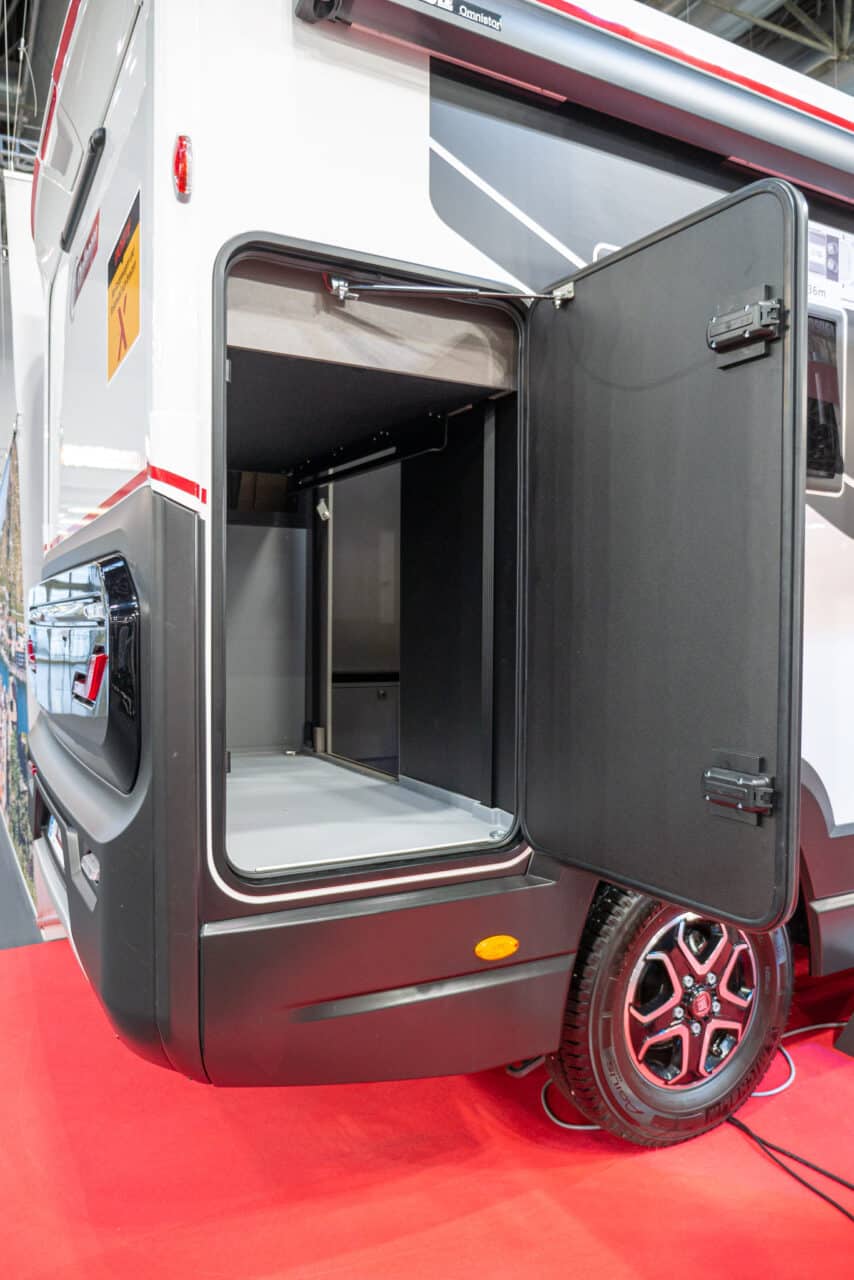 Challenger X 250 Open Edition (2024): esbelta semi-integrada con garaje trasero flexible - ¡con recorrido de 360º! 8 challenger x 250 open edition heckgarage