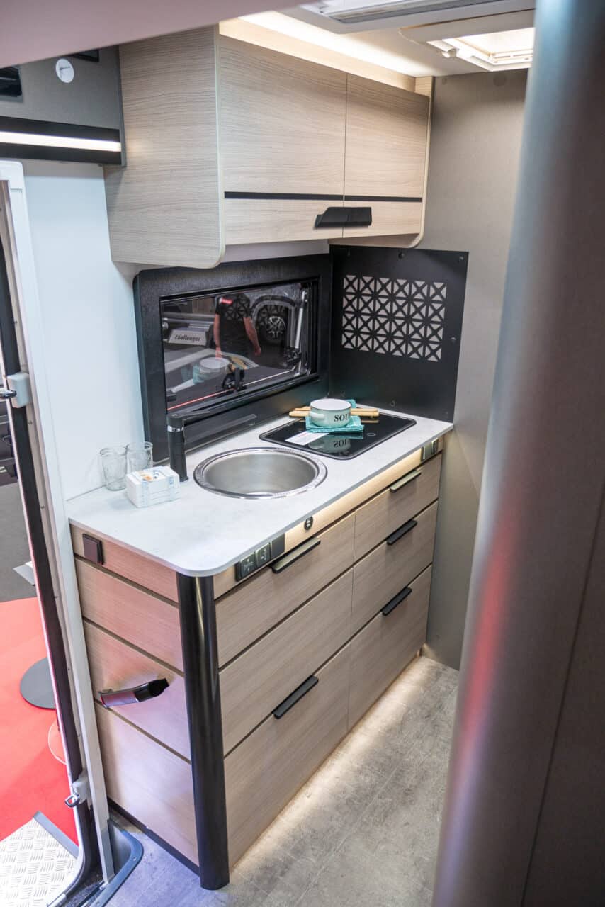 Challenger X 250 Open Edition (2024): esbelta semi-integrada con garaje trasero flexible - ¡con recorrido de 360º! 5 challenger x 250 open edition kueche
