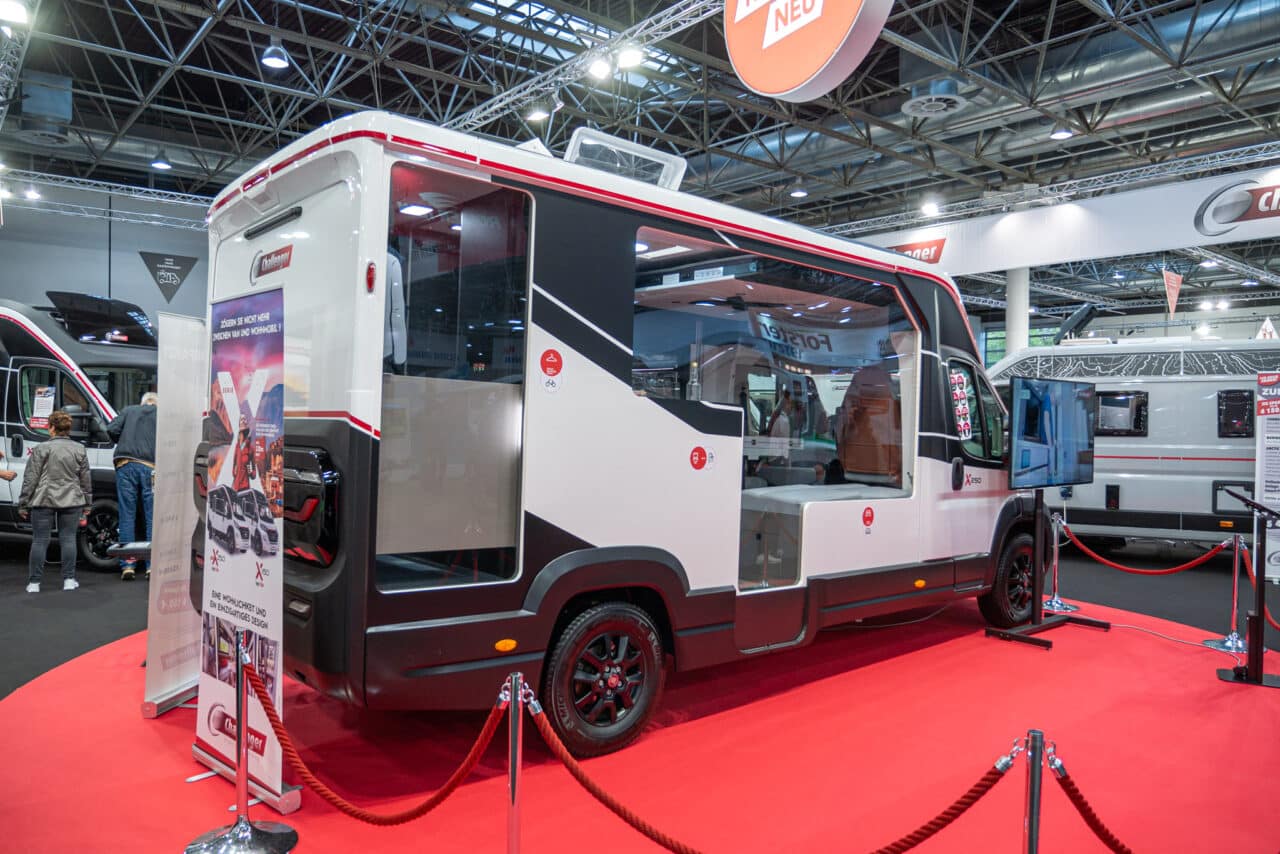 Challenger X 250 Open Edition (2024): esbelta semi-integrada con garaje trasero flexible - ¡con recorrido de 360º! 1 challenger x 250 seite