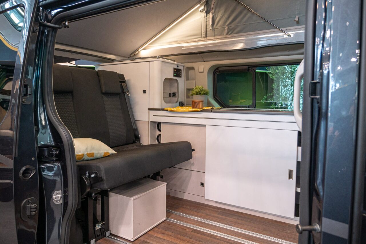 Camper Urbana Etrusco UC 5.0 XR (2024): Mini camper basada en Renault para uso diario y acampada - ¡con recorrido en 360º! 6 etrusco urban camper uc 5.0 xr innen