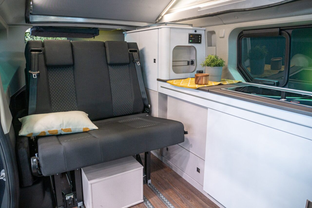 Camper Urbana Etrusco UC 5.0 XR (2024): Mini camper basada en Renault para uso diario y acampada - ¡con recorrido en 360º! 5 etrusco urban camper uc 5.0 xr innenansicht