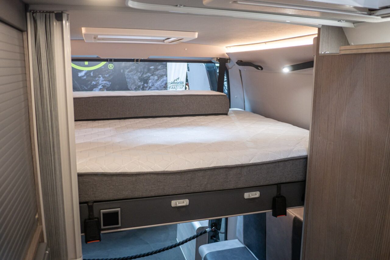 FurgoK Xpace 600+ (2024): innovadora autocaravana con techo ultra alto y baño flexible 2 furgok xpace 600 bett
