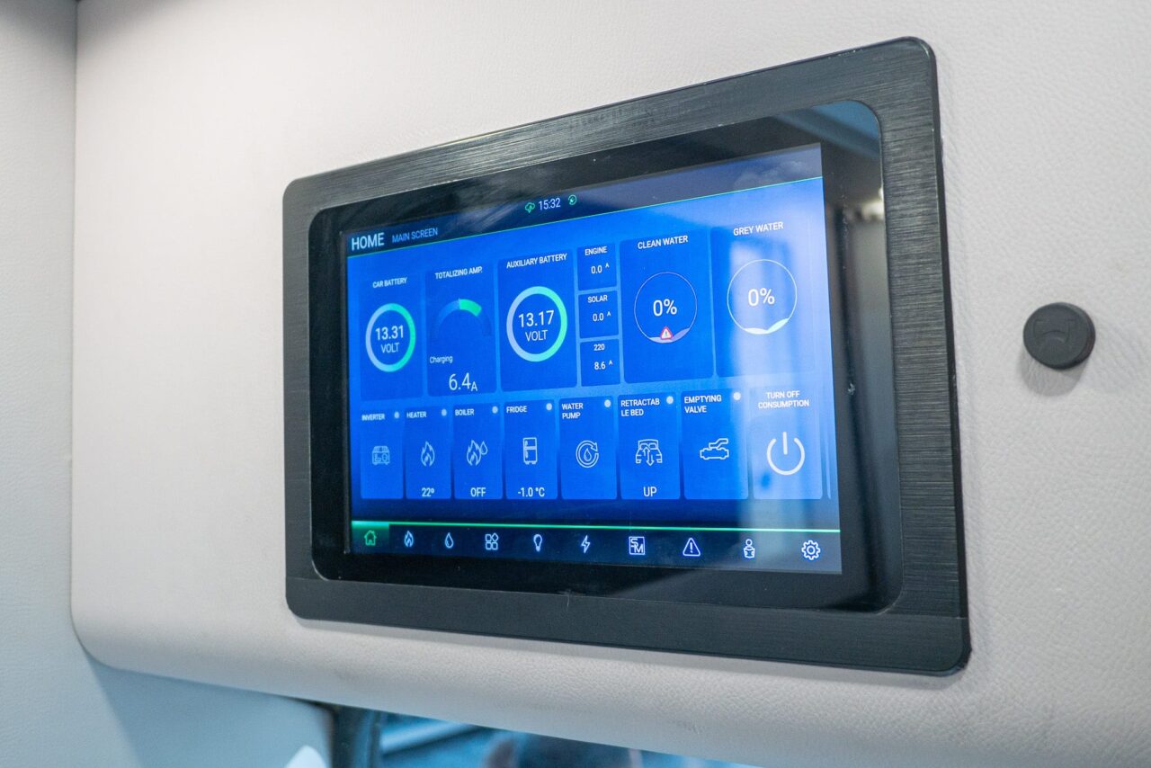 FurgoK Xpace 600+ (2024): innovadora autocaravana con techo ultra alto y baño flexible 12 furgok xpace 600 display