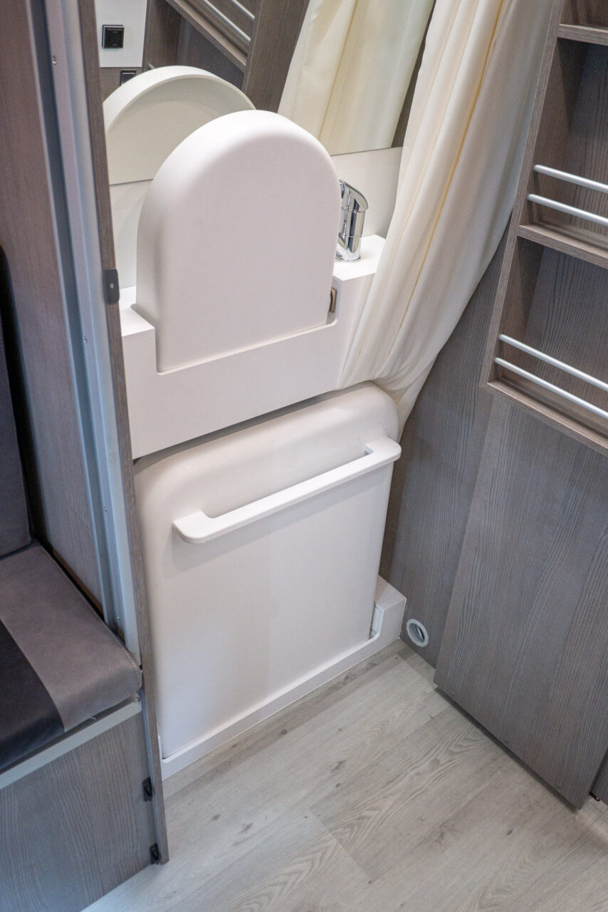 FurgoK Xpace 600+ (2024): innovadora autocaravana con techo ultra alto y baño flexible 8 furgok xpace 600 dusche waschbecken