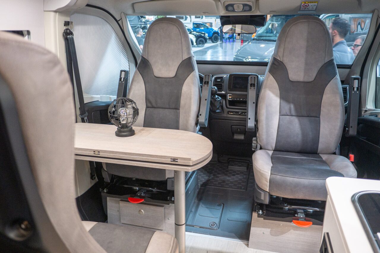 FurgoK Xpace 600+ (2024): innovadora autocaravana con techo ultra alto y baño flexible 3 furgok xpace 600 fahrerkabine