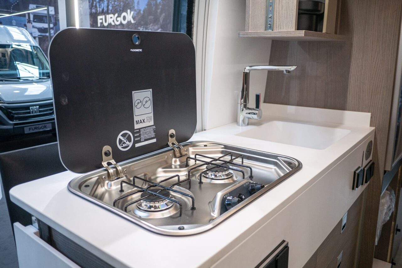 FurgoK Xpace 600+ (2024): innovadora autocaravana con techo ultra alto y baño flexible 6 furgok xpace 600 herd spuele 1