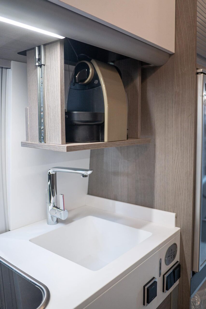 FurgoK Xpace 600+ (2024): innovadora autocaravana con techo ultra alto y baño flexible 7 furgok xpace 600 kaffeemaschine