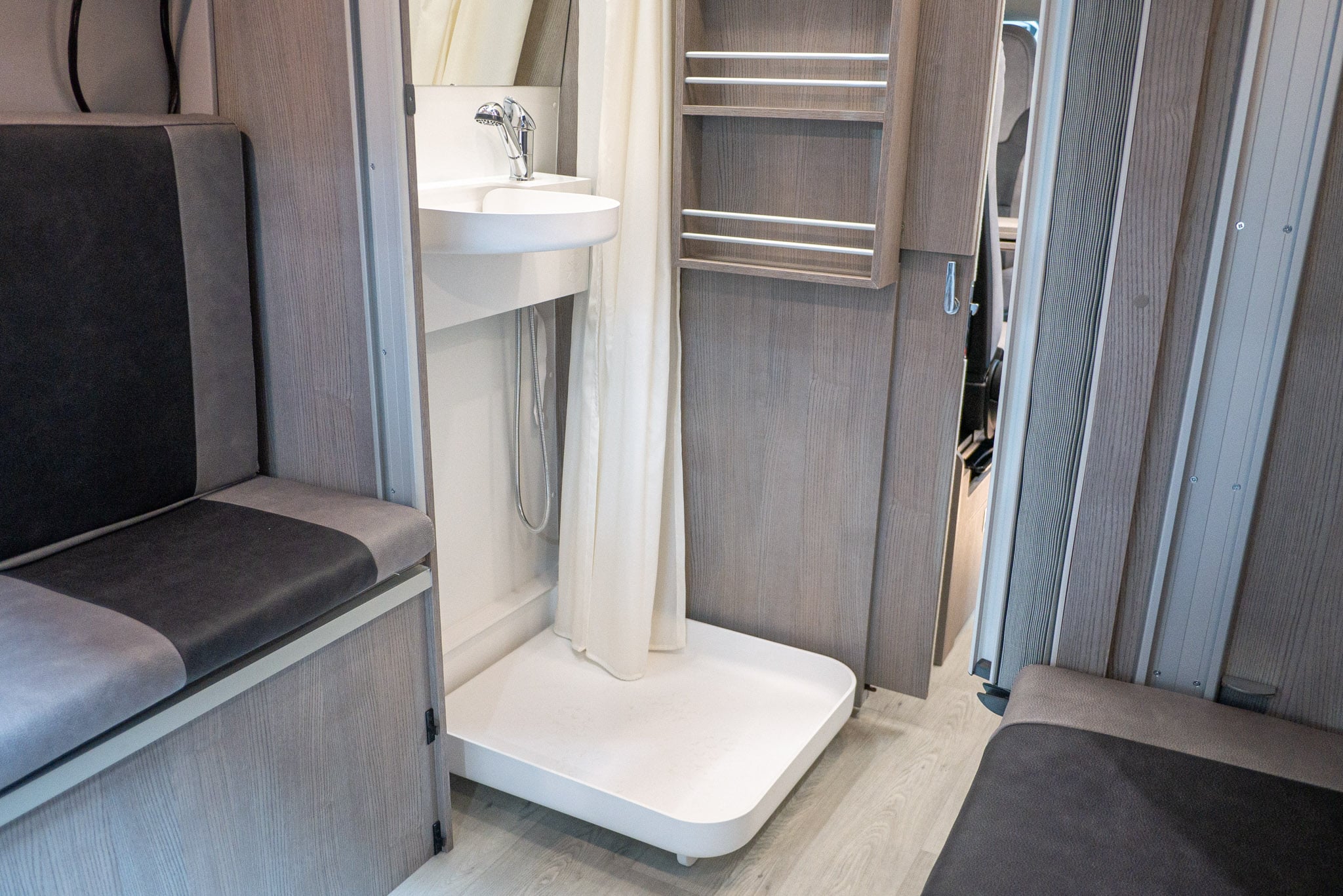 FurgoK Xpace 600+ (2024): innovadora autocaravana con techo ultra alto y baño flexible