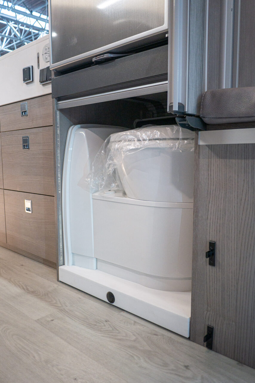 FurgoK Xpace 600+ (2024): innovadora autocaravana con techo ultra alto y baño flexible 10 furgok xpace 600 toilette
