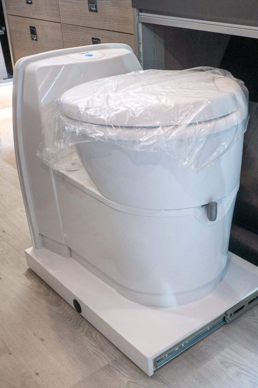 FurgoK Xpace 600+ (2024): innovadora autocaravana con techo ultra alto y baño flexible 11 furgok xpace 600 wc