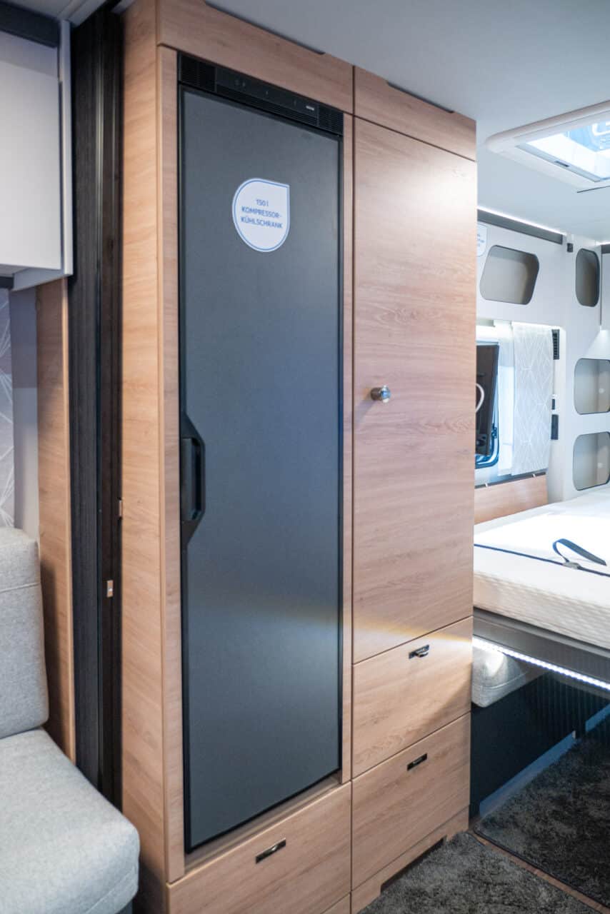 Knaus Yaseo 500 DK (2024): caravana sin gas y de bajo peso - ¡con recorrido de 360º! 8 knaus yaseo 500 dk kuehlschrank