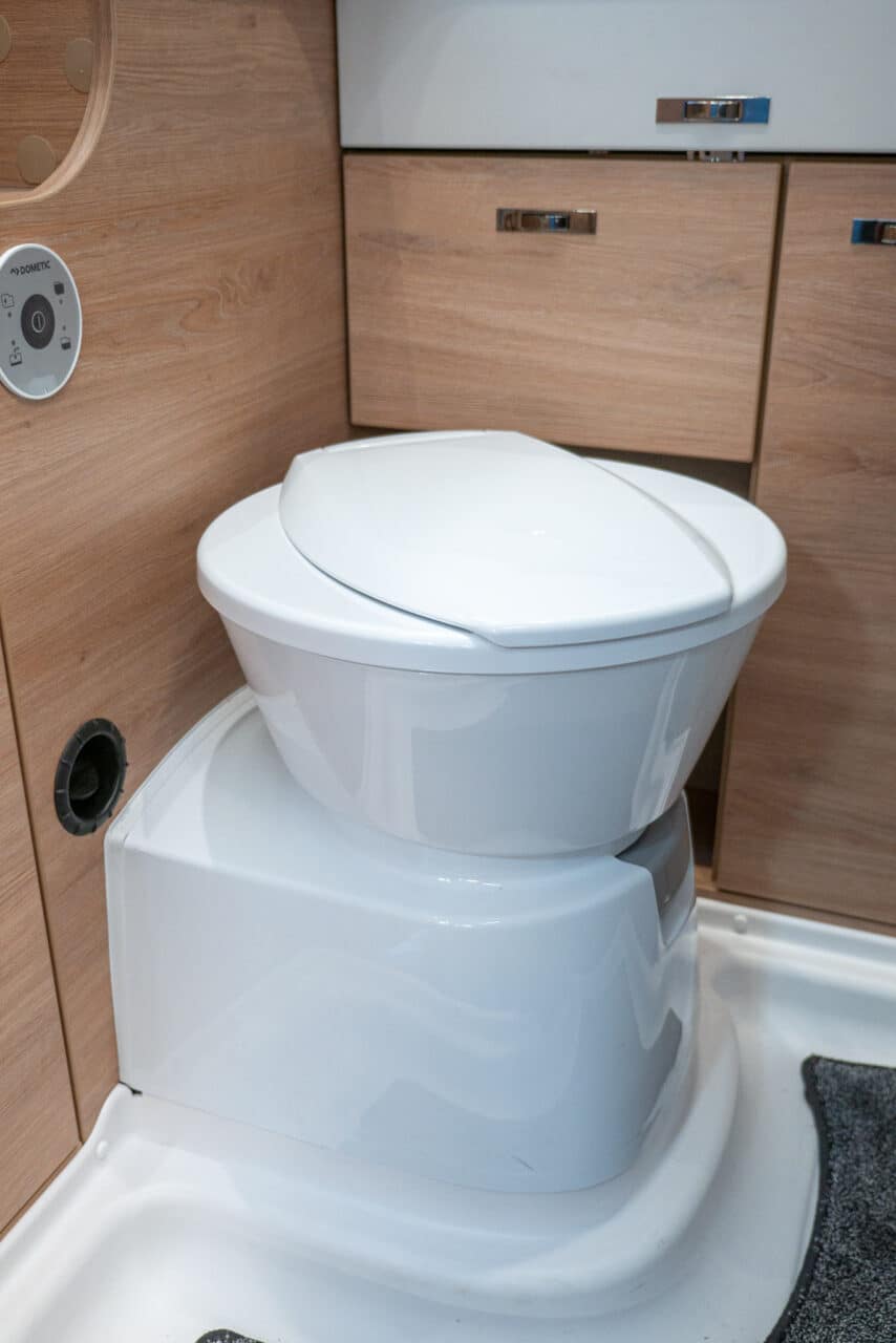 Knaus Yaseo 500 DK (2024): caravana sin gas y de bajo peso - ¡con recorrido de 360º! 9 knaus yaseo 500 dk toilette