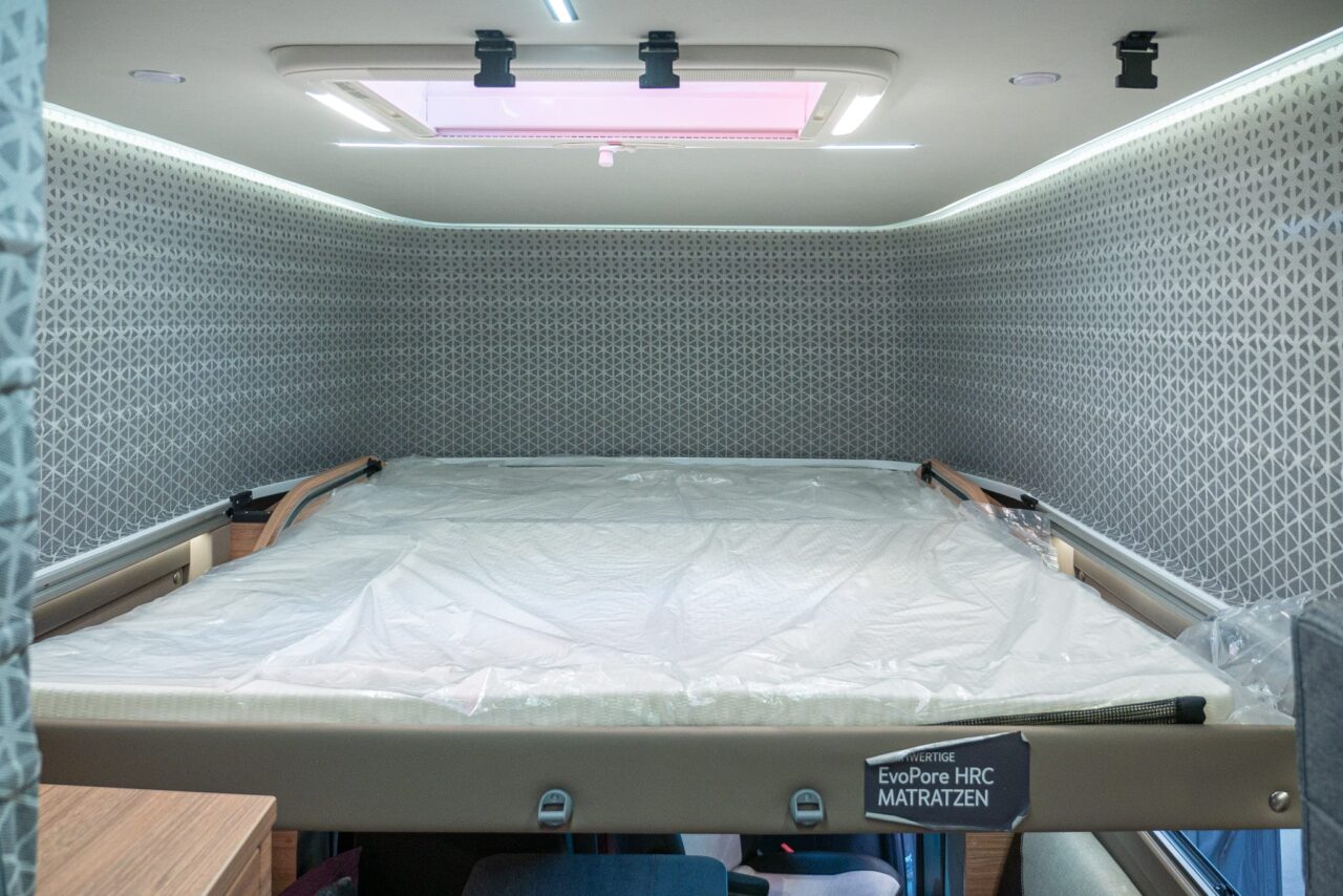 Weinsberg X-Cursion CUV 500 LT (2024): autocaravana semiintegrada basada en un Bulli con techo elevable eléctrico - ¡con recorrido de 360°! 5 weinsberg x cursion cuv 500 lt bett