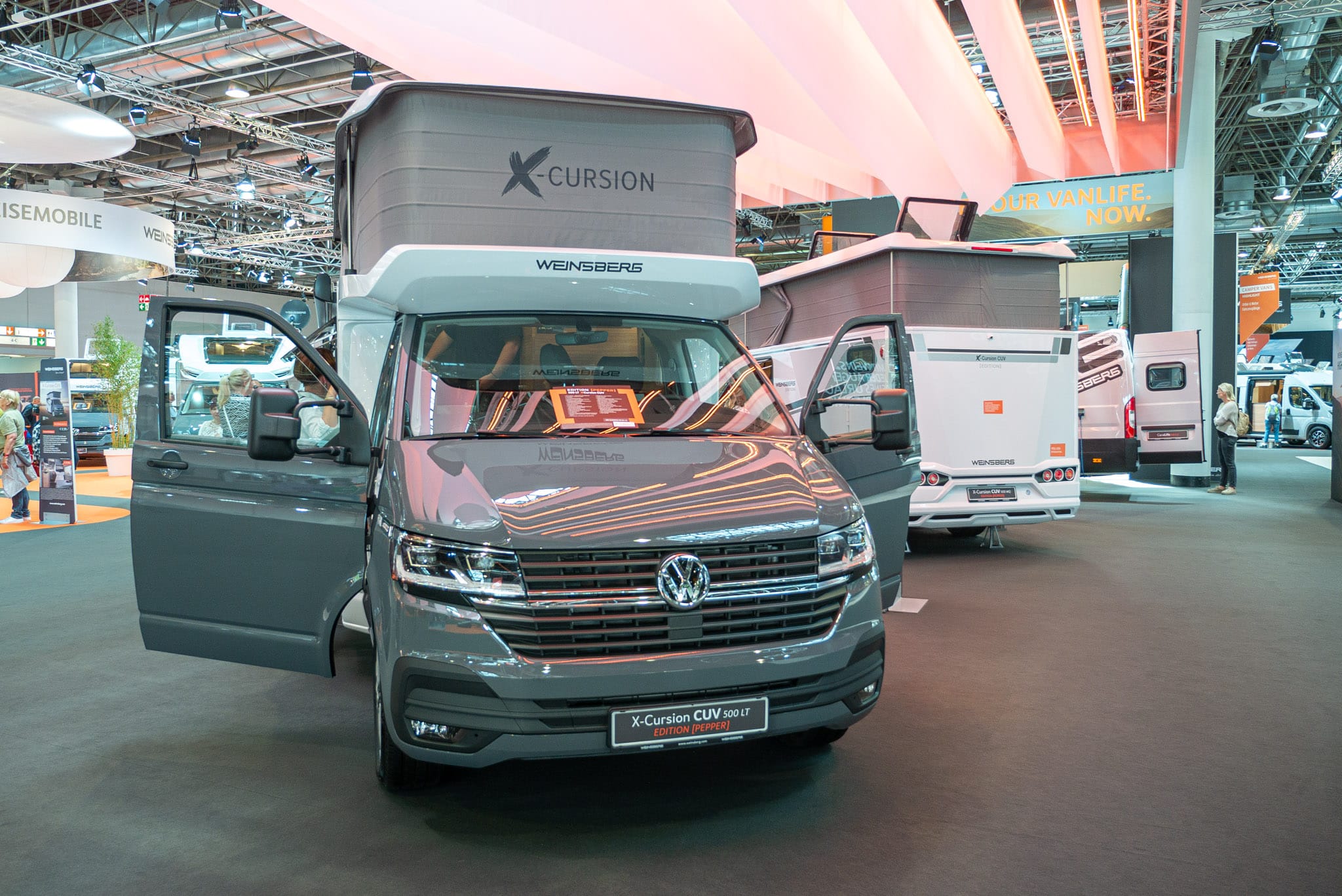 Weinsberg X-Cursion CUV 500 LT (2024): autocaravana semiintegrada basada en un Bulli con techo elevable eléctrico – ¡con recorrido de 360°!