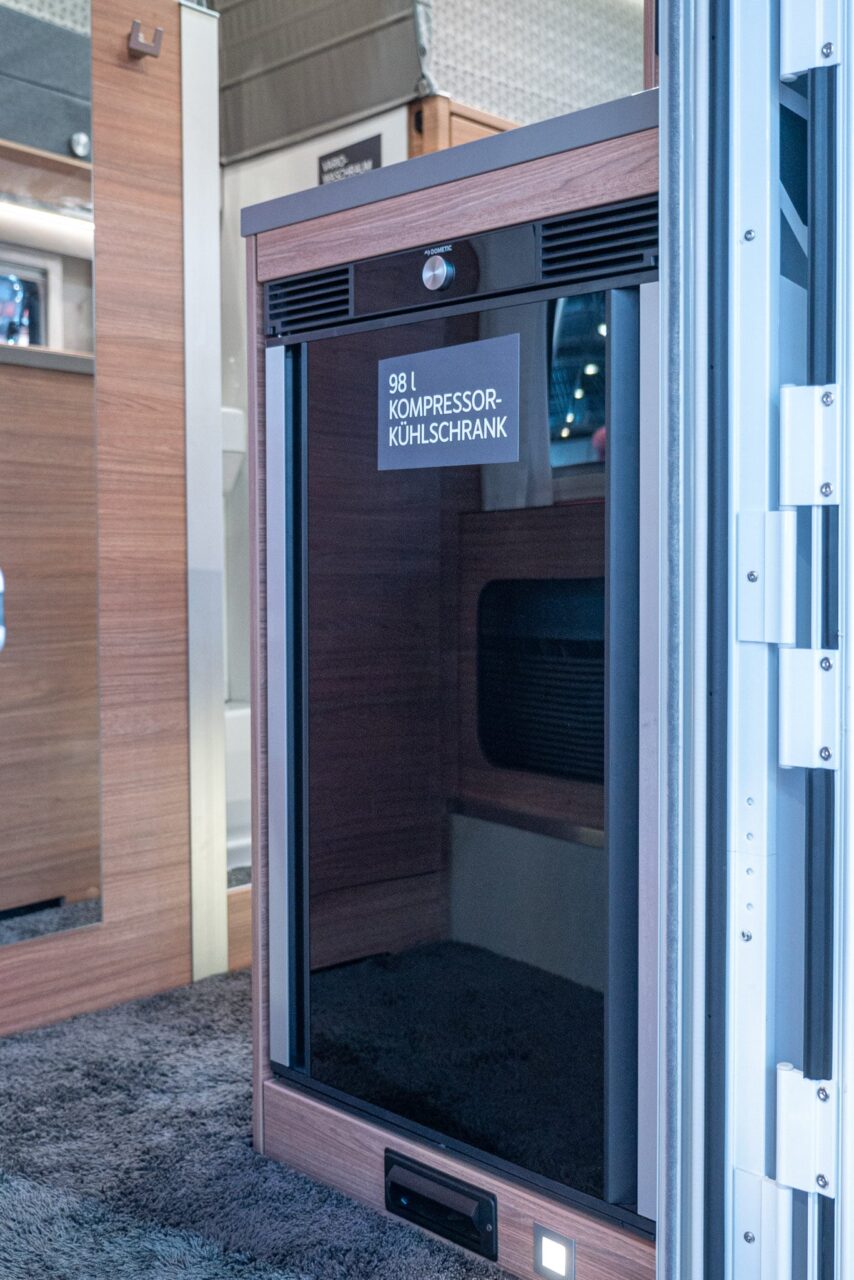 Weinsberg X-Cursion CUV 500 LT (2024): autocaravana semiintegrada basada en un Bulli con techo elevable eléctrico - ¡con recorrido de 360°! 7 weinsberg x cursion cuv 500 lt kuehlschrank