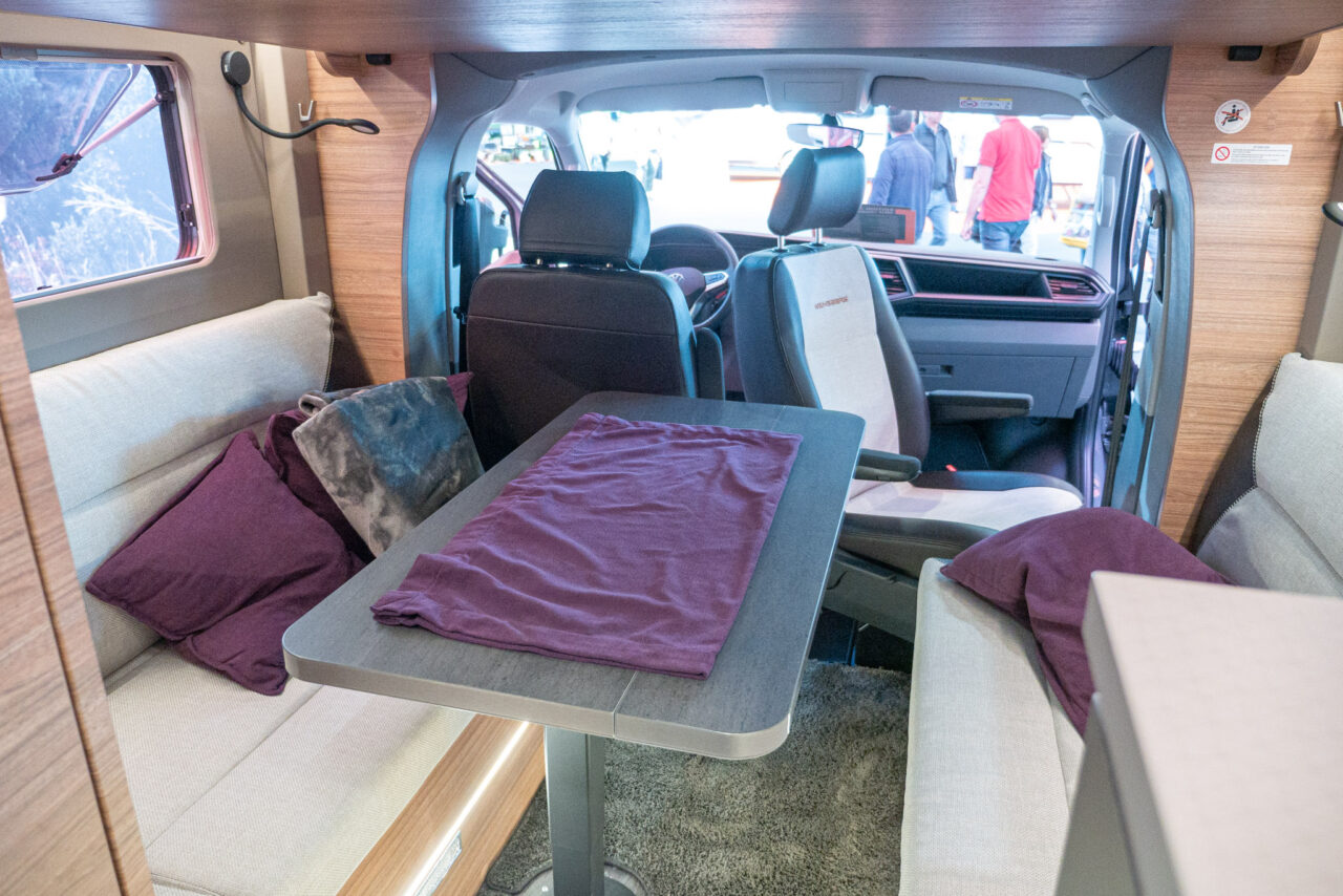 Weinsberg X-Cursion CUV 500 LT (2024): autocaravana semiintegrada basada en un Bulli con techo elevable eléctrico - ¡con recorrido de 360°! 4 weinsberg x cursion cuv 500 lt sitzgruppe