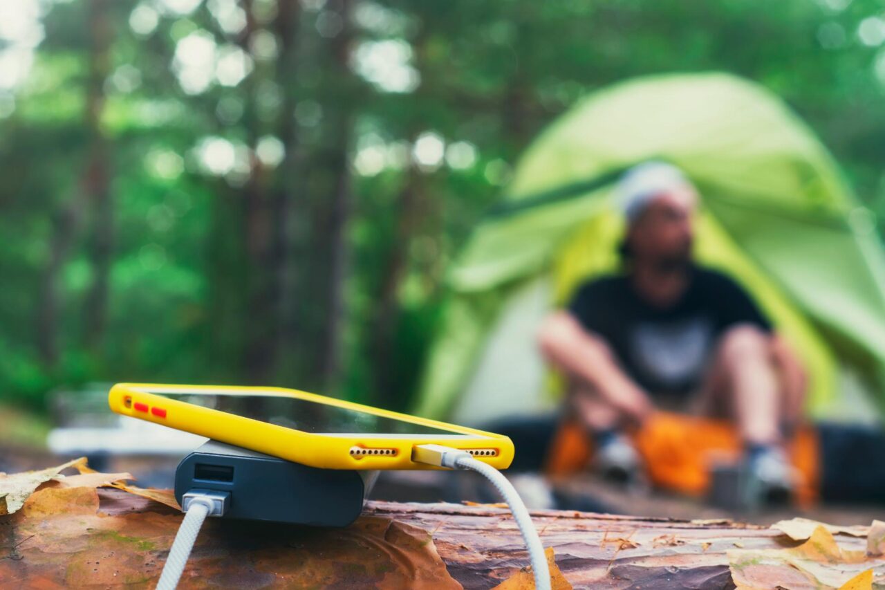 El arte de acampar: cómo encontrar el equilibrio entre comodidad y funcionalidad 2 Cargador solar funcionalidad confort camping