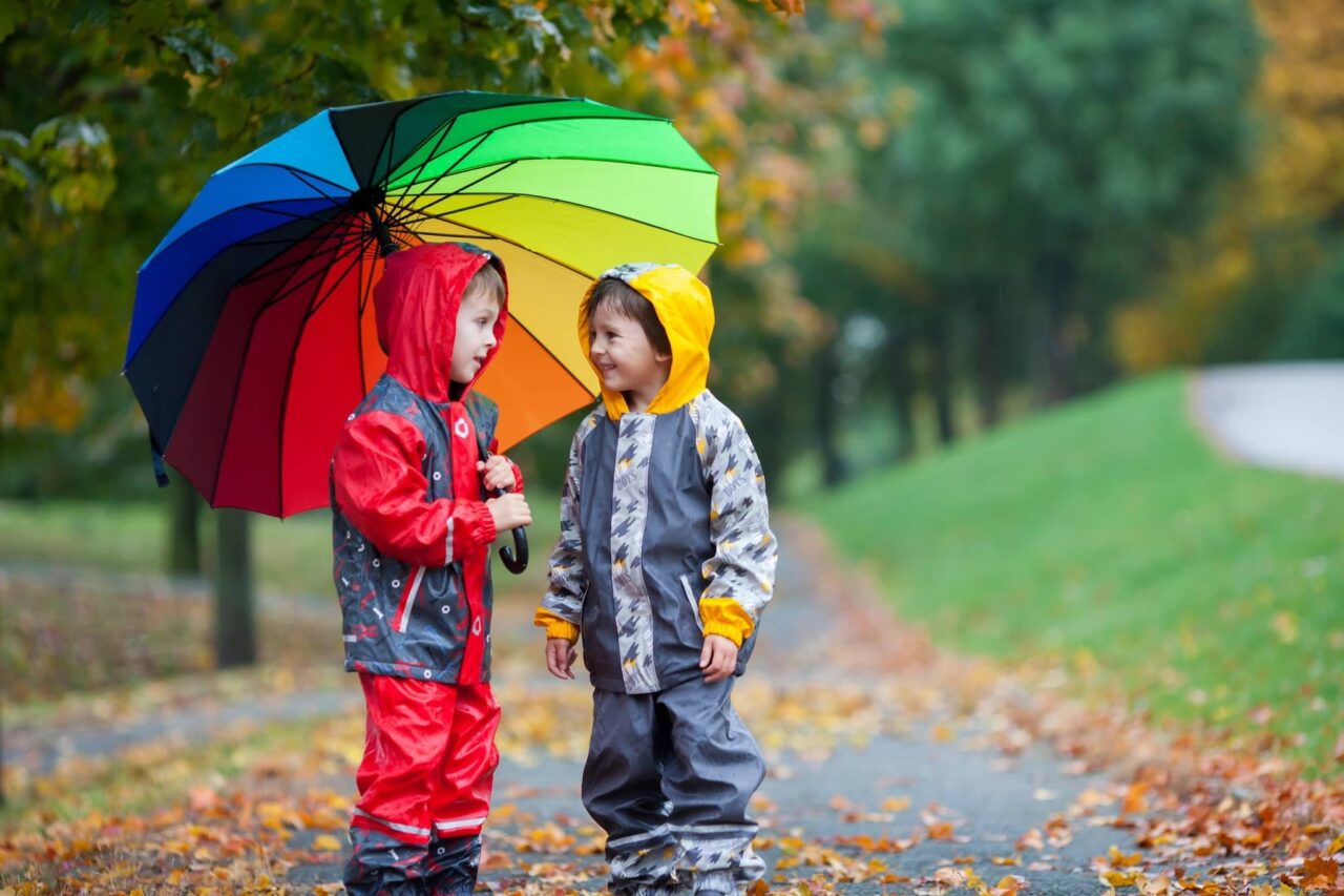 Lista de equipaje para acampar con un niño con ropa de lluvia