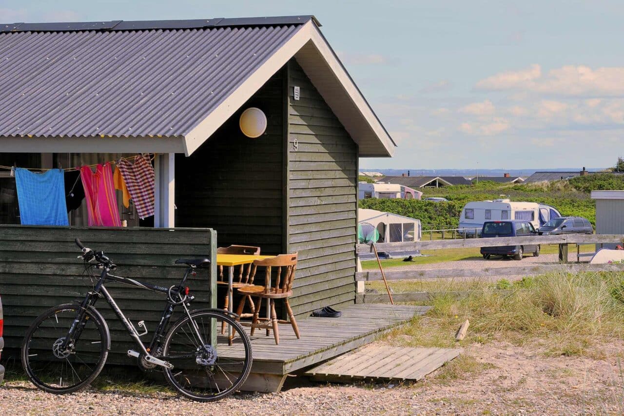 Campingland Dinamarca: Las vacaciones perfectas en un alojamiento de alquiler individual y de ensueño 21 Dinamarca alquiler de vacaciones DancampsHolmsland_cottage-cinco-personas_(c)PNCAMP
