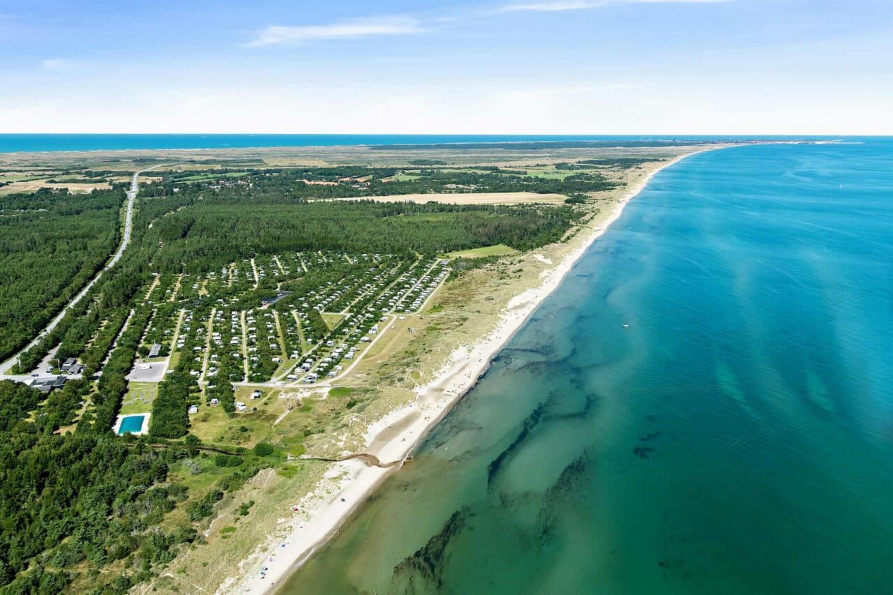 Campingland Dinamarca: Las vacaciones perfectas en un alojamiento de alquiler individual y de ensueño 34 Dinamarca Alquiler de alojamientos SkagenSydstrandCamping_vista_de_pájaro_(c)PiNCAMP