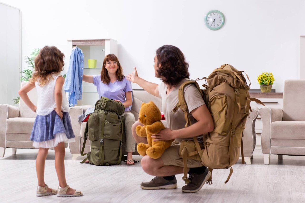 Lista de equipaje minimalista para acampar con un niño