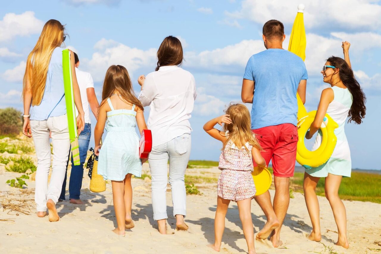 Utensilios de playa en la lista de equipaje al acampar con un niño