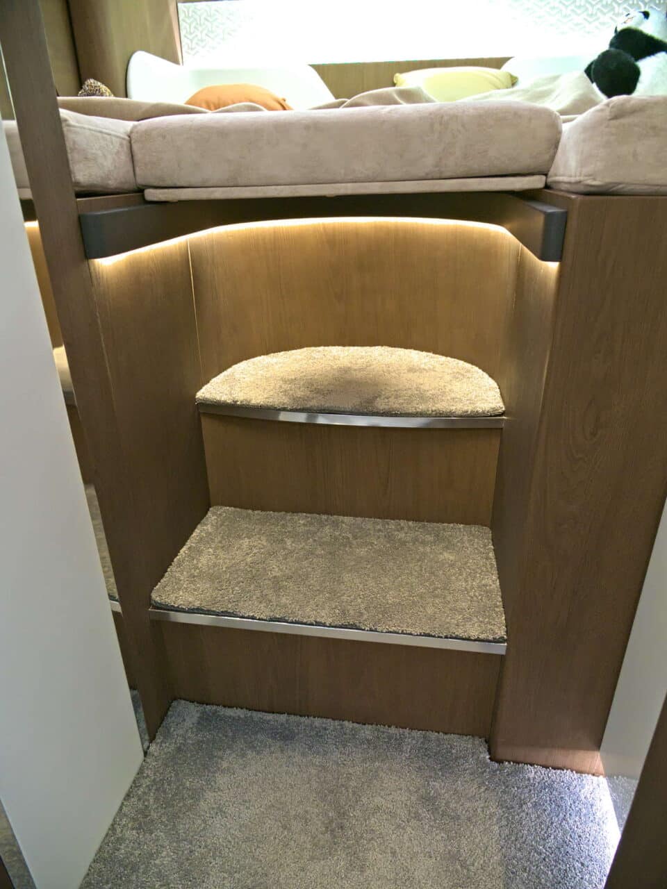Deddle RV Carbonic Liner 78 - Escalera de acceso a la cama en la parte trasera Caravana Salón 2024