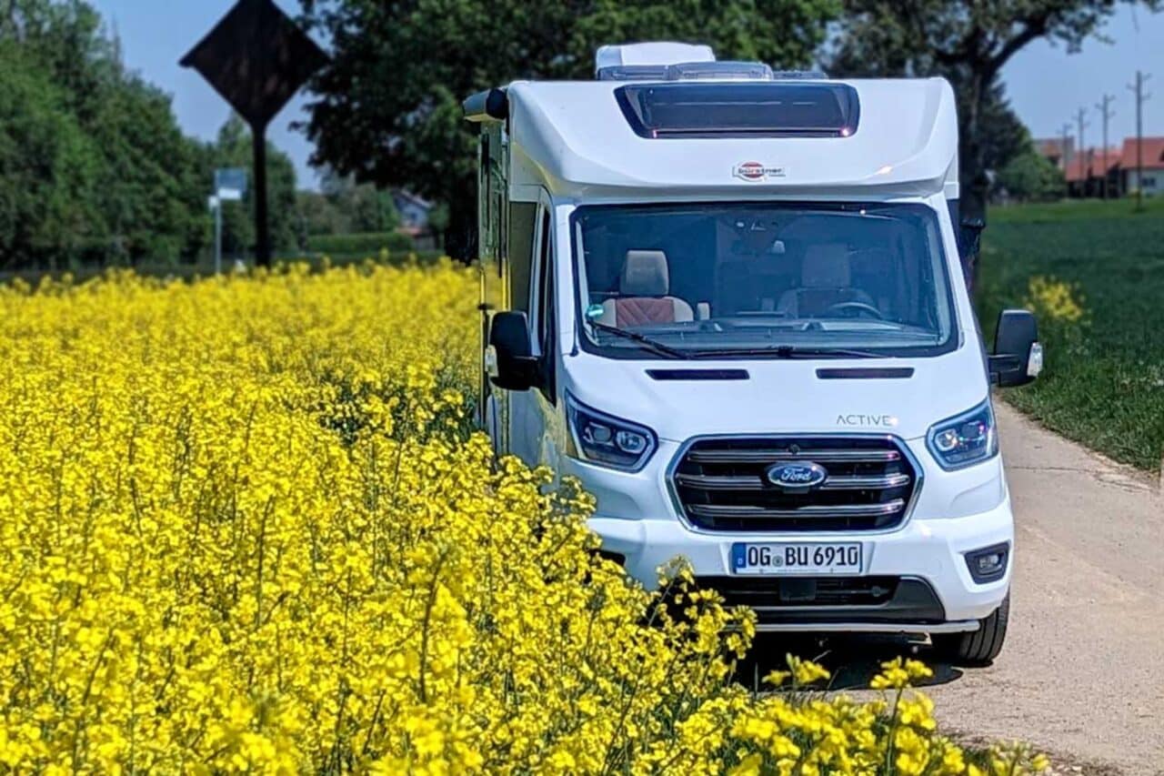 Bürstner Lineo T 690 G en un campo