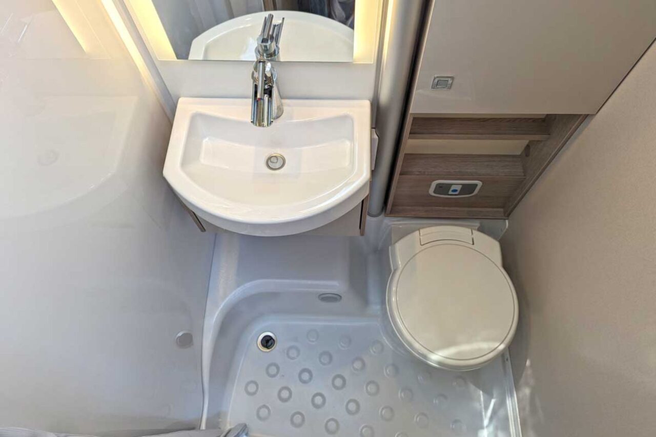 Bürstner Lineo T 690 G Baño