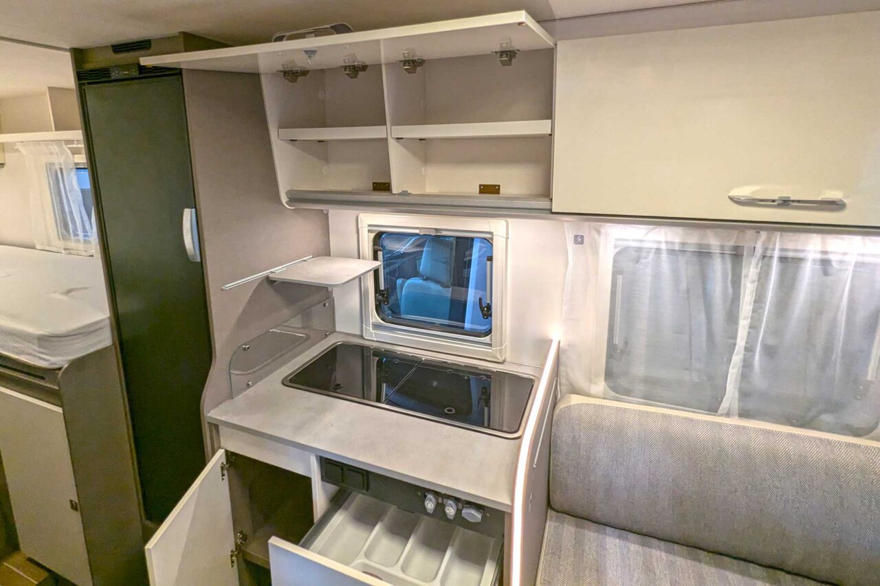 Novedades del Salón de la Caravana 2024: Etrusco V 6.8 SCF - autocaravana semi-integrada de dimensiones compactas 4 Etrusco V 6 8 SCF Kueche 9828