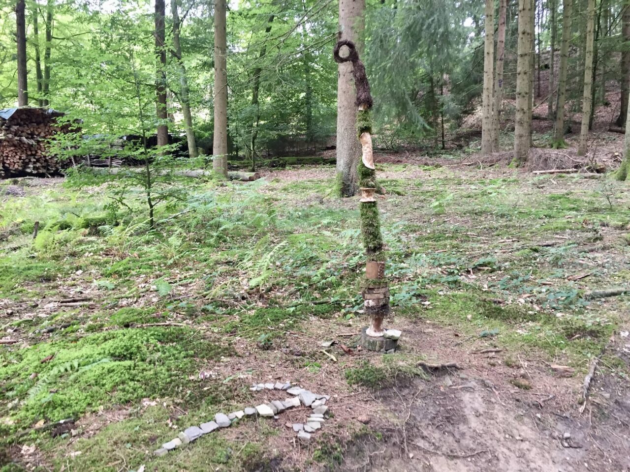 Manualidades con materiales naturales como ideas de juego para los niños cuando van de acampada