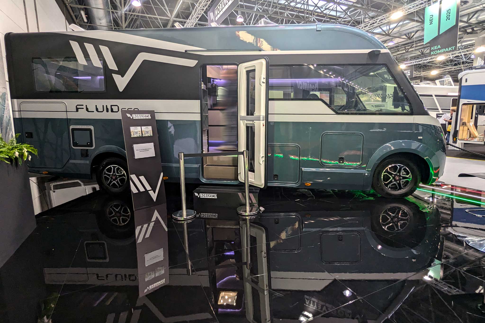 Mobilvetta Fluideen – Innovador estudio de diseño 2024 con techo panorámico y oscurecimiento de ventanas