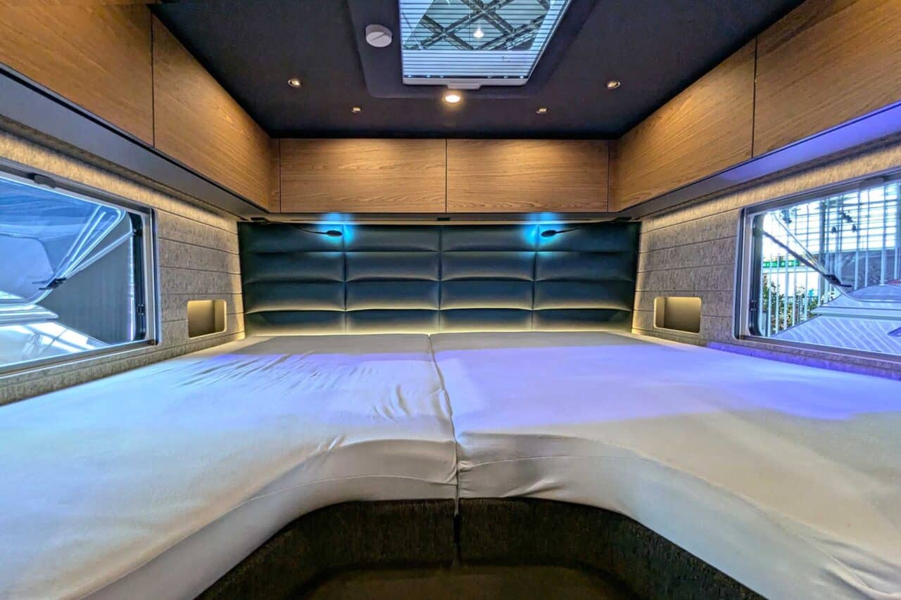 Innovaciones Salón de la Caravana 2024: Niesmann+Bischoff Arto - el primer transatlántico basado en el Mercedes Sprinter 1 Nibi Arto 88 Schlafbereich 0999