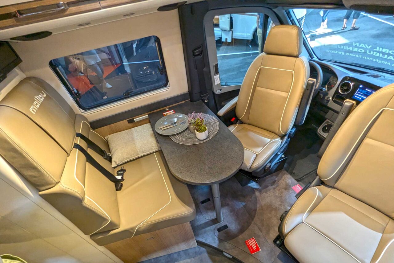 Innovaciones Caravana Salón 2024: Malibu Genius 641 LE - Comodidad compacta con una innovadora extensión trasera 8 Sitzgruppe 3768