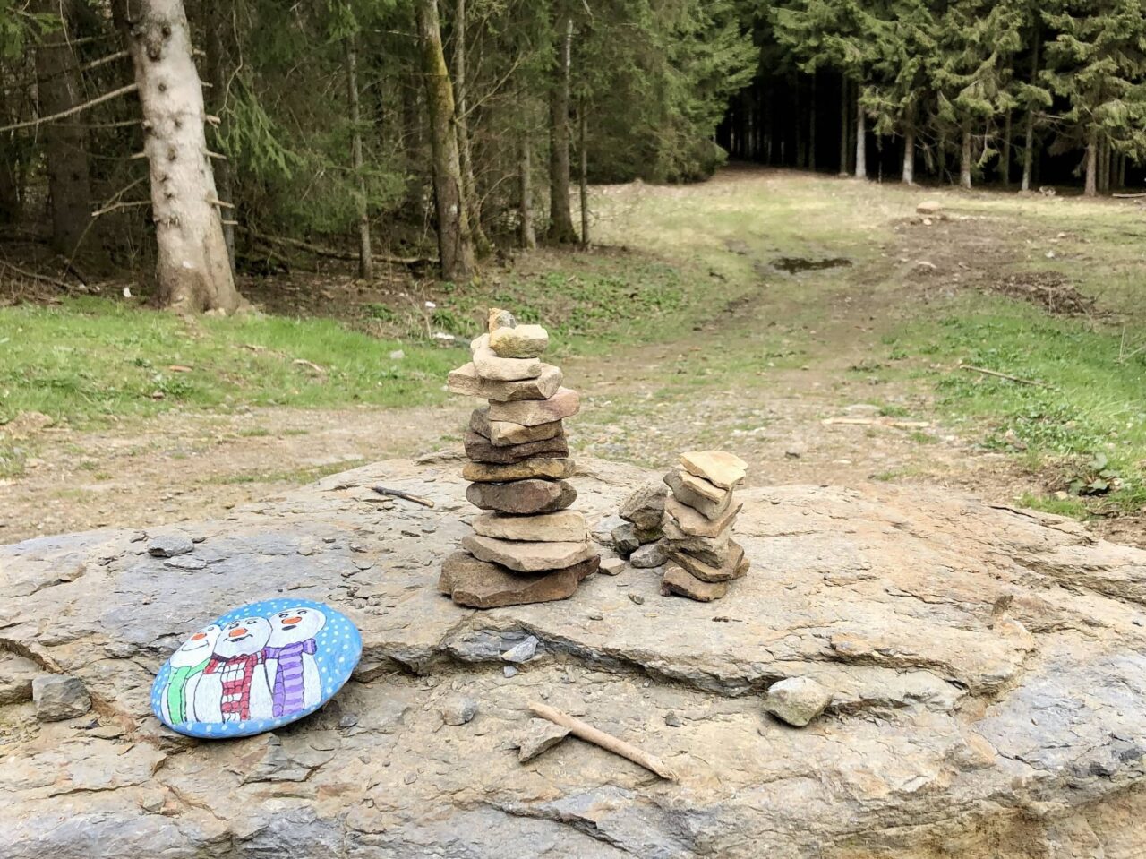 Pintar piedras como actividad al aire libre al acampar con niños