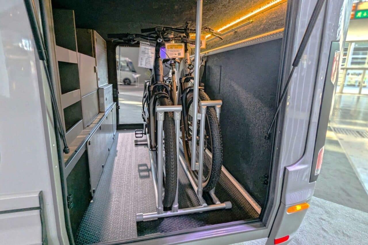 Innovaciones Salón de la Caravana 2024: Niesmann+Bischoff Arto - el primer transatlántico basado en el Mercedes Sprinter 5 arto 78 88 mit fahrradgarage