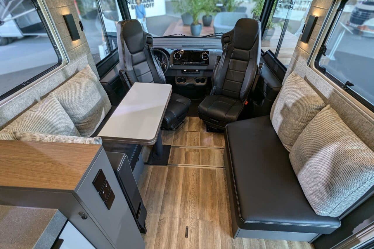 Innovaciones Salón de la Caravana 2024: Niesmann+Bischoff Arto - el primer transatlántico basado en el Mercedes Sprinter 2 arto 78 88 sitzgruppe