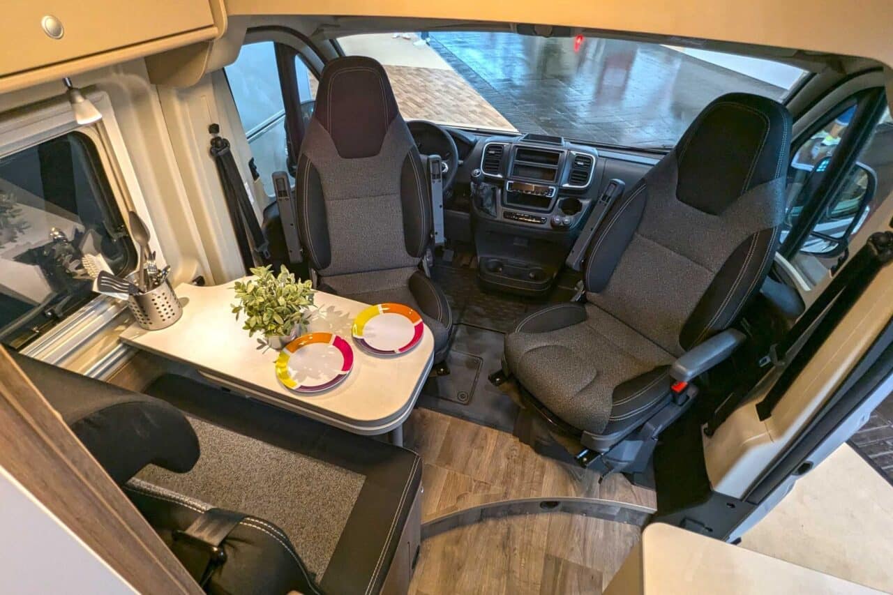 Innovaciones Salón de la Caravana 2024: Carado CV 602: la furgoneta de 6 metros para la pequeña familia 2 carado cv 602 sitzgruppe