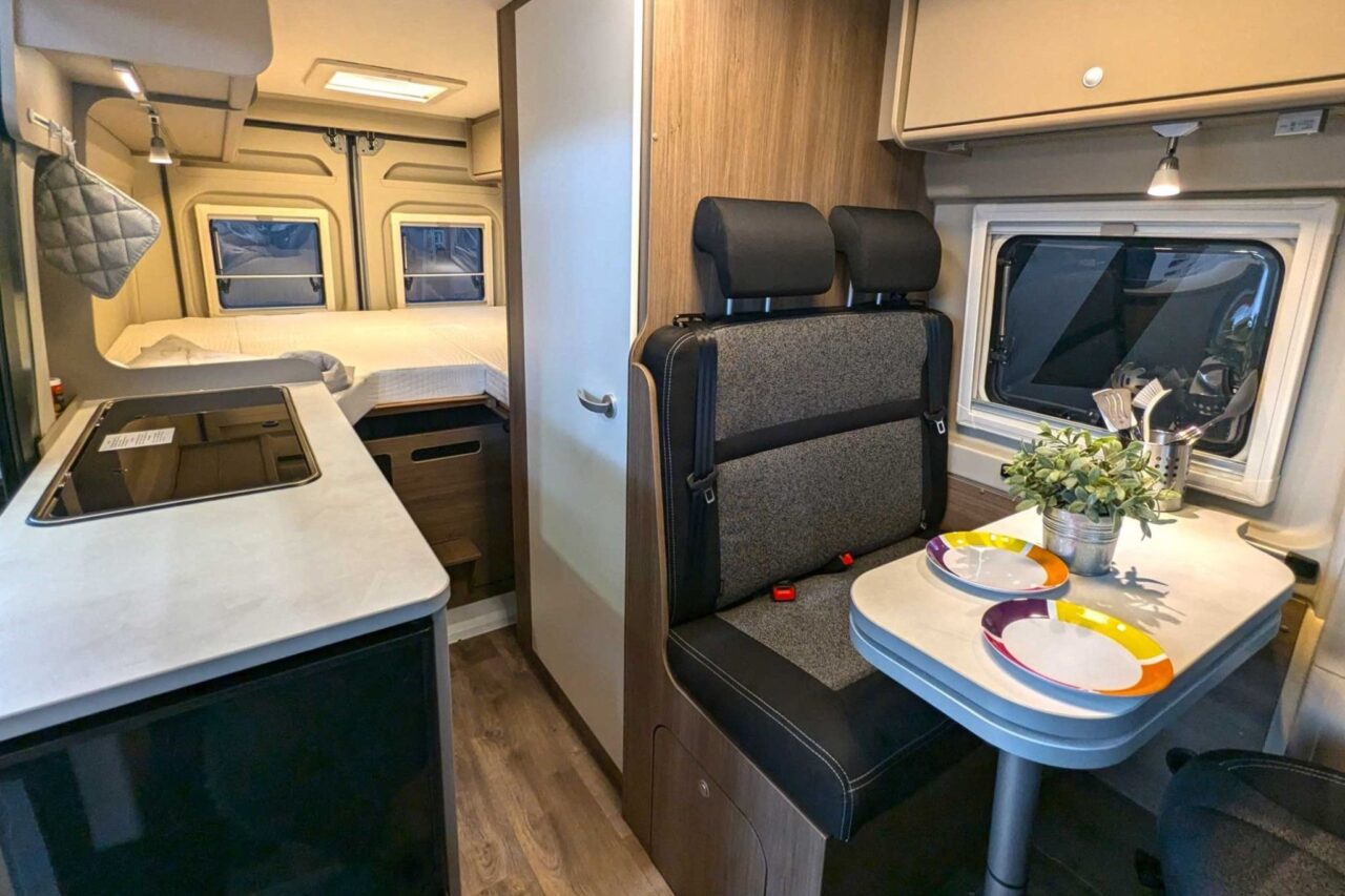 Innovaciones Salón de la Caravana 2024: Carado CV 602: la furgoneta de 6 metros para la pequeña familia 1 carado cv 602 uebersicht innen