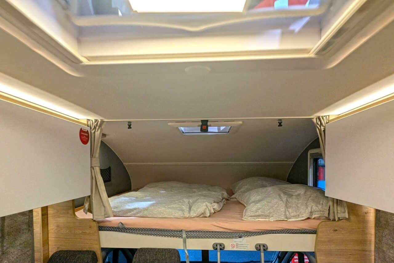 Dethleffs XL Familia A (2025) - Nicho familiar con mucho espacio y trastero 3 dethleffs xl family a caravan salon 2024 bett alkoven
