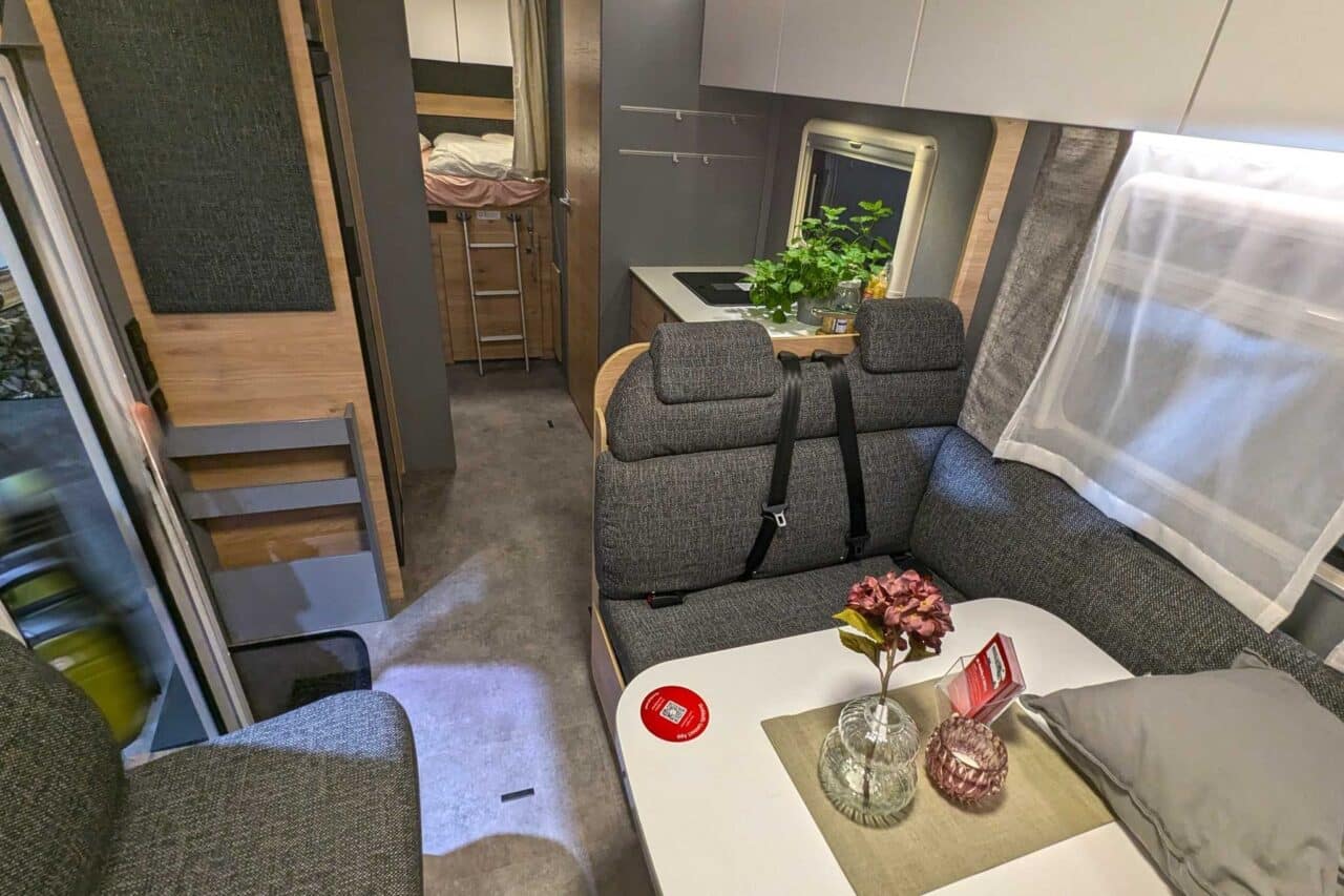 Dethleffs XL Familia A (2025) - Nicho familiar con mucho espacio y trastero 1 dethleffs xl family a caravan salon 2024 interieur
