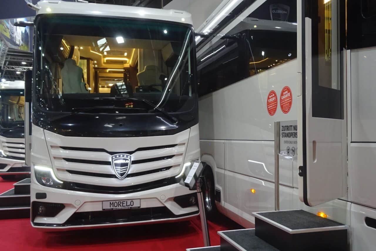 MORELO GRAND EMPIRE 26 T (2025) - Transatlántico de lujo de superlativos sobre 3 ejes 6 morelo grand empire 26t front caravan salon 2024 c katja scholz
